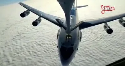 KC-135R tanker uçağı tarafından Romanya üzerinde E-3A AWACS uçağına yakıt ikmali yapıldı | Video