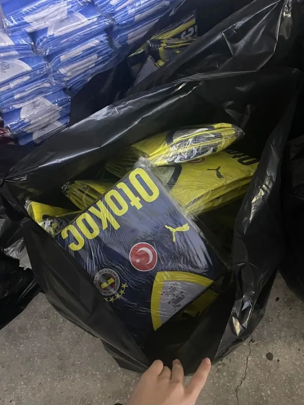 fenerbahceden-sahte-forma-operasyonu-4-bin-95-adet-forma-ele-gecirildi-1698224742865.jpg