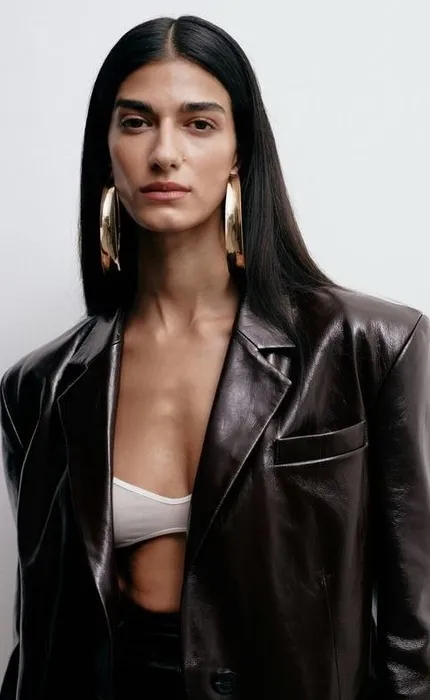 Ünlü manken komşusuyla köpek yüzünden birbirine girdi! Köpek gezdirme kavgası mahkemede bitti!