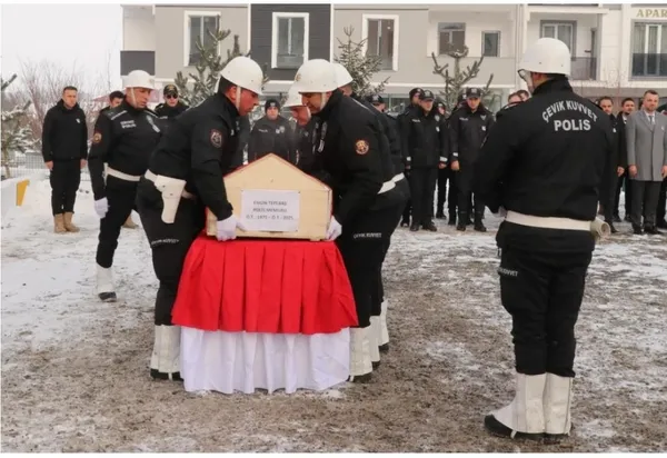 vefat-eden-polis-memurunun-naasi-torenle-memleketine-ugurlandi-1736946291679.jpg