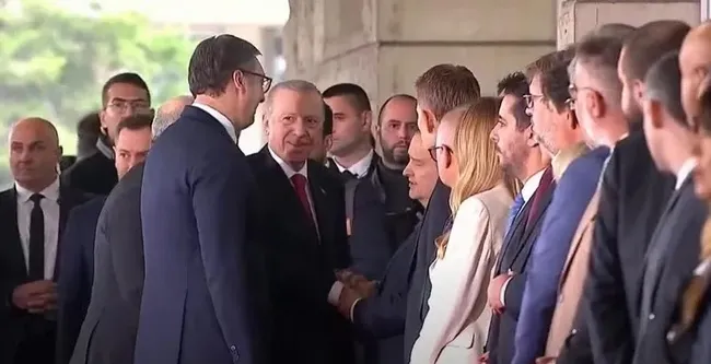 baskan-erdogan-belgradda-sirbistan-cumhurbaskani-vucic-resmi-torenle-karsiladi-1728638456671.jpeg