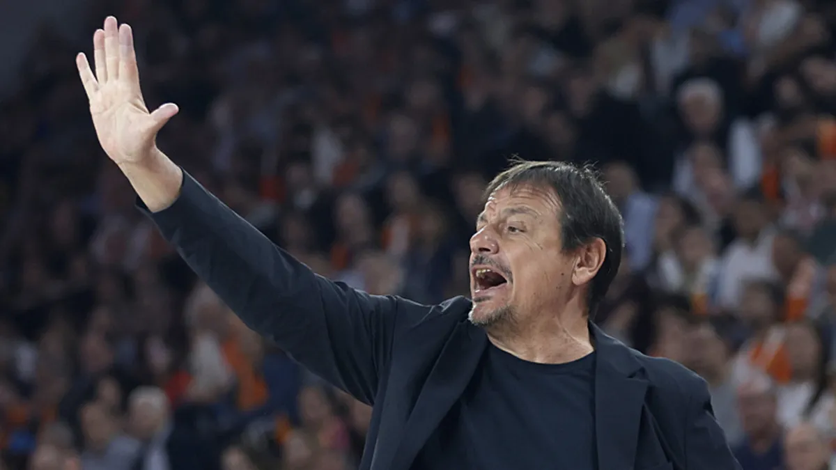 Ergin Ataman çılgına döndü! Fiziksel teması hakemler önledi… Ergin Ataman çılgına döndü! Fiziksel teması hakemler önledi…