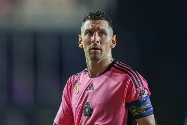 Dünya tarihinin en iyi futbol efsaneleri sıralandı! Türk yıldız listeye damga vurdu