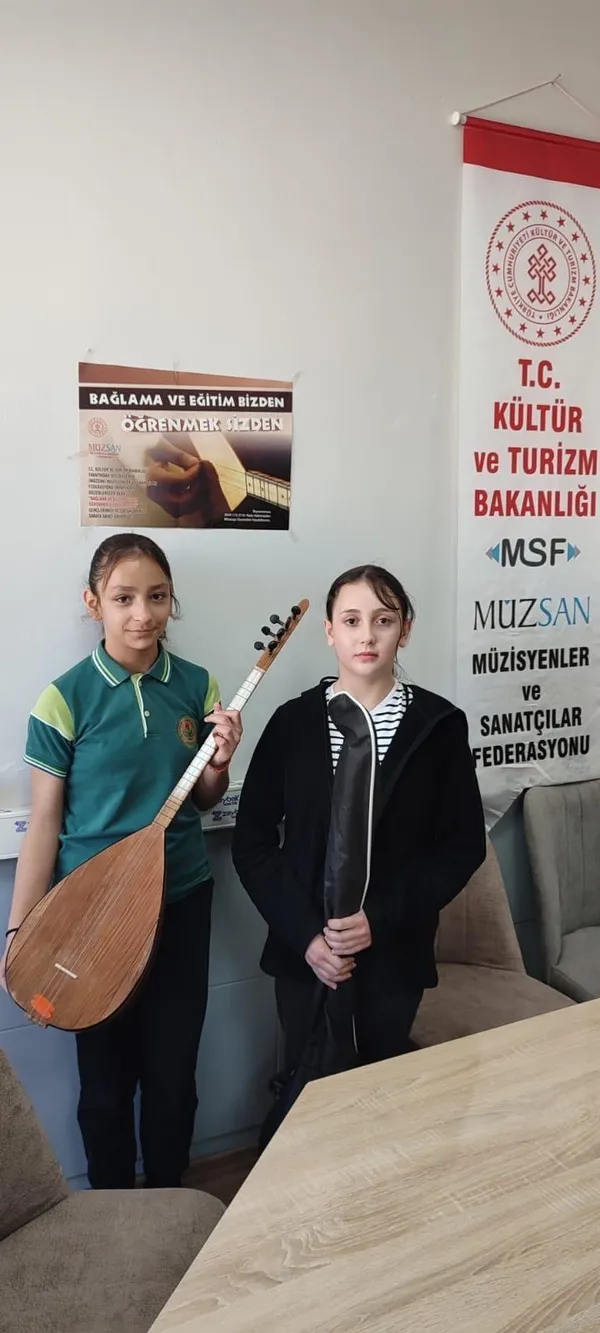 depremzede-cocuklara-umut-oldular-650-ucretsiz-baglama-dagitildi-1747905731122.jpg