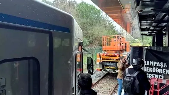 ataturk-havalimanikirazli-metro-hattinda-teknik-ariza-nedeniyle-seferler-aksadi-1735404014116.jpg