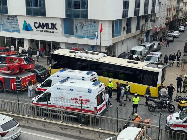 son-dakika-istanbul-cekmekoyde-otobus-duraga-daldi-yaralilar-var-1760531682433.jpg