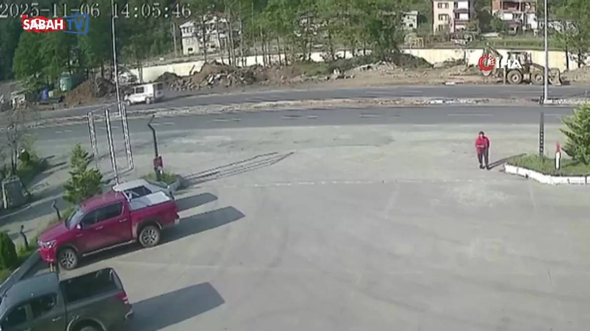 Artvin’de korkunç anlar kamerada: Akaryakıt istasyonu çalışanına araç böyle çarptı! | Video videosunu izle Artvin’de korkunç anlar kamerada: Akaryakıt istasyonu çalışanına araç böyle çarptı! | Video videosunu izle