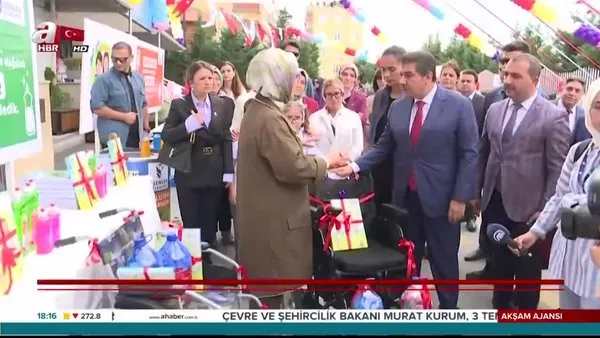 Emine Erdoğan öğrencilere atıktan üretilen defter dağıttı