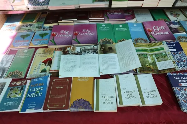 kizil-vadide-30-yildir-turistlere-kuran-hediye-ediyor-1787560315699.jpg