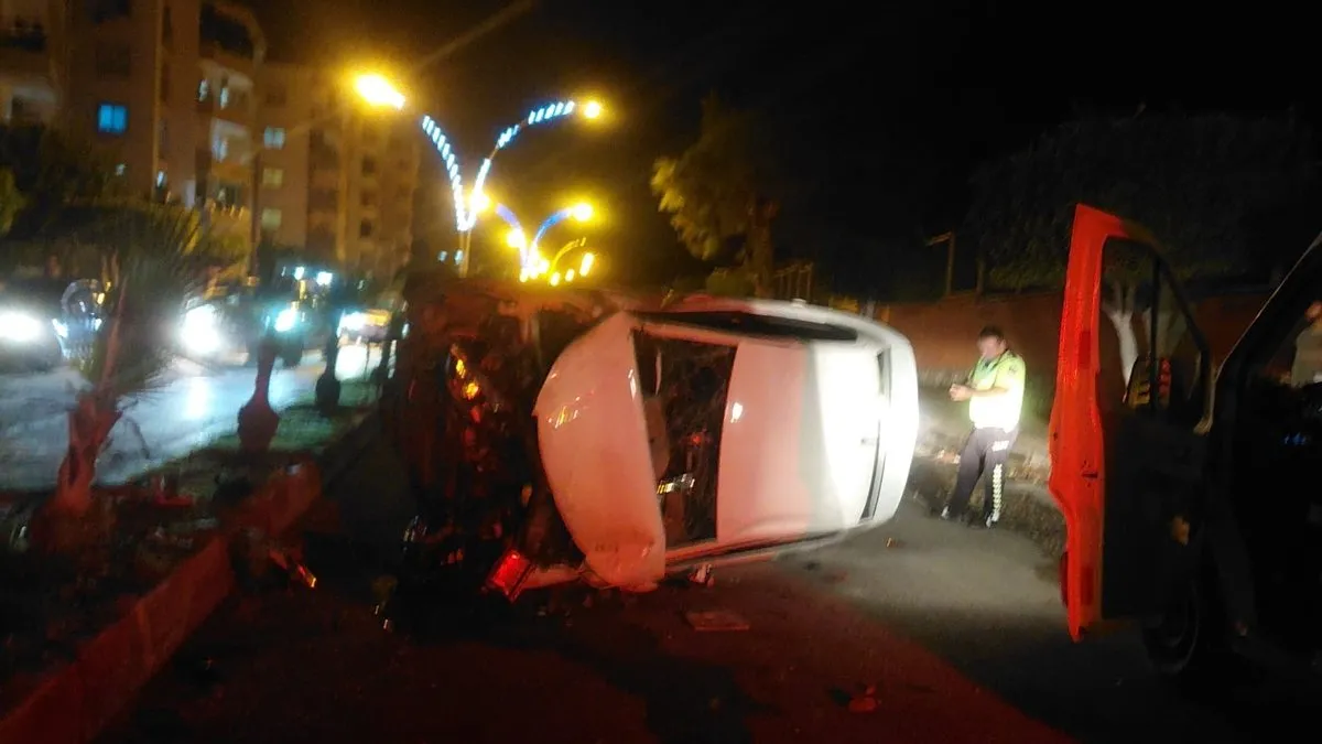 Hatay'da korkutan kaza | Direğe çarptı, takla attı: O anlar kamerada! Hatay'da korkutan kaza | Direğe çarptı, takla attı: O anlar kamerada!