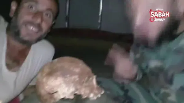 Esad rejimi askerleri mezardan kafatası çıkartıp video çekti | Video