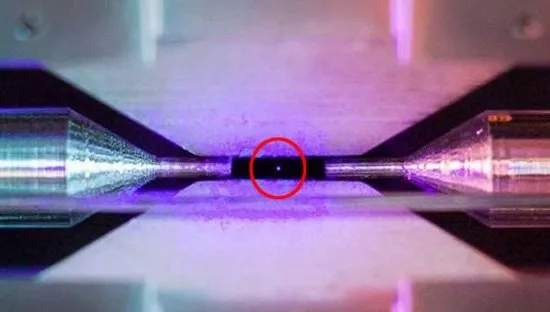tek bir atomun fotografini cekti