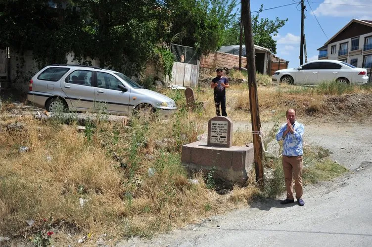 Kentsel dönüşümle binaların ortasında kalan mezarları vatandaşlar yatır sanıyor