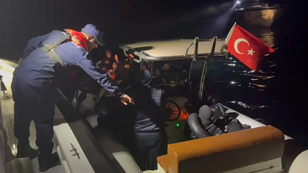 İzmir açıklarında 28 düzensiz göçmen yakalandı İzmir açıklarında 28 düzensiz göçmen yakalandı