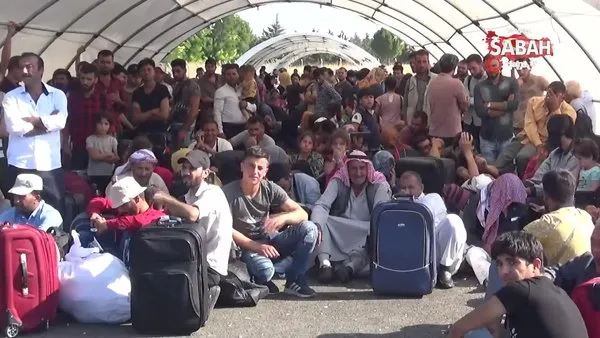 Kurban Bayramı'nı ülkelerinde geçirmek isteyen Suriyeliler sınırda izdihama sebep oldu!