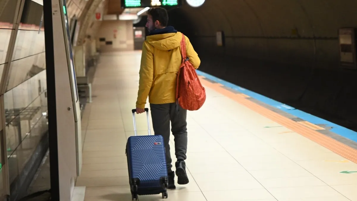 İBB’den akıldışı uygulama: Metro İstanbul’da “valiz yasağı” dönemi İBB’den akıldışı uygulama: Metro İstanbul’da “valiz yasağı” dönemi