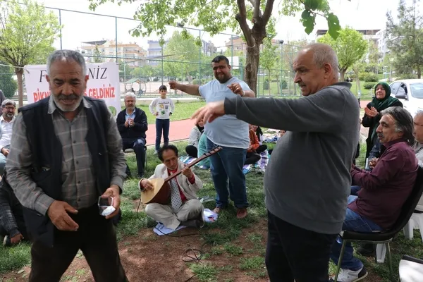 sanliurfada-parkta-umut-sofrasi-kuruldu-gozler-duygulandi-1777737146080.jpg