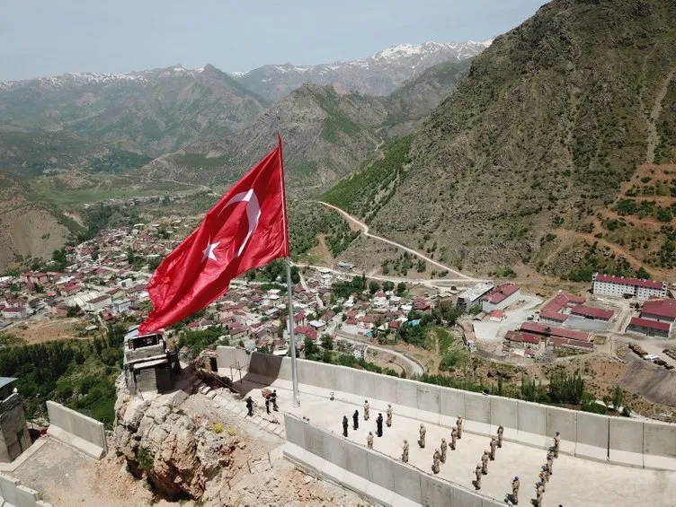 Teröristlerin 'girilmez' dediği Kato Dağı'nda 150 metrekarelik Türk bayrağı göndere çekildi