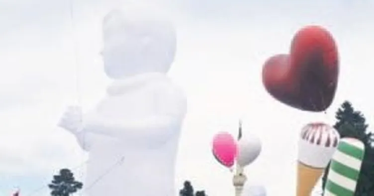 Balondan mutlu çocuk anıtı