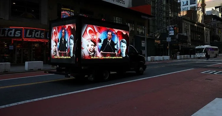 Times Meydanı’nda, tepkiler üzerine indirilen ucube FETÖ ilanına karşı dijital ekranlı kamyonet dolaştırıldı