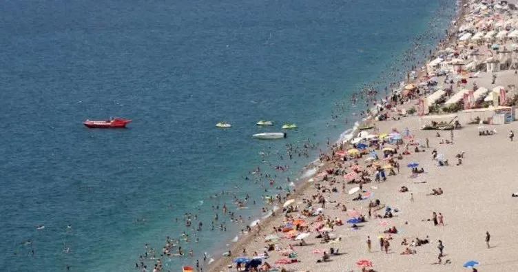 Antalya’da aşırı nem vatandaşı sahile döktü