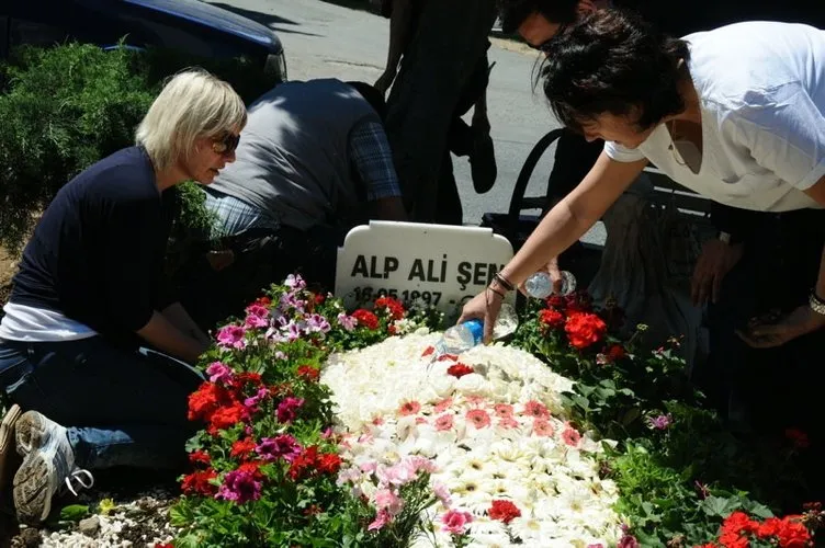 Alp’in mezarlığı çiçek bahçesine döndü