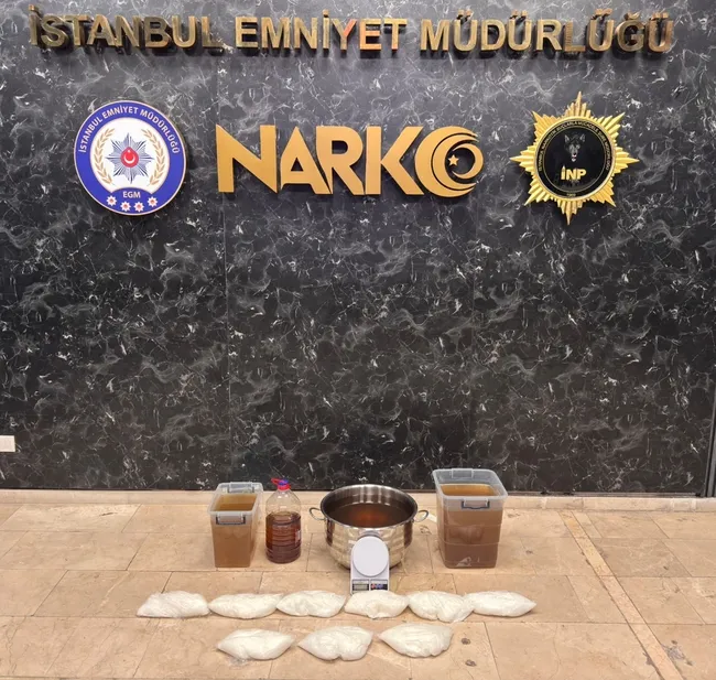 istanbulun-3-ilcesinde-uyusturucu-saticilarina-darbe-yaklasik-200-kilo-madde-ele-gecirildi-7-gozalti-1783410850962.jpg