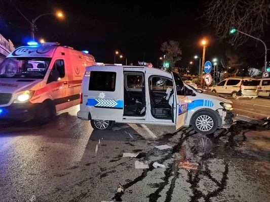 İzmir’de polis aracı kaza yaptı: 2 polis yaralı
