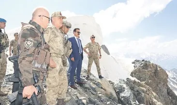 Mehmetçik hilal şeklinde ilerliyor