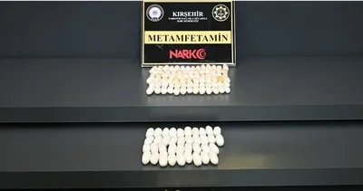 Vücutlarından 1 kilo uyuşturucu çıktı