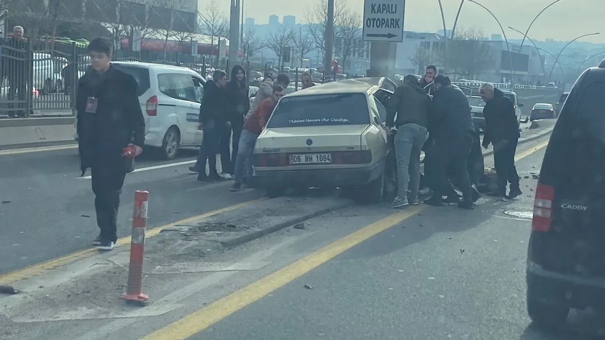 Ankara’da direğe çarpan otomobilin sürücüsü yaralandı Ankara’da direğe çarpan otomobilin sürücüsü yaralandı
