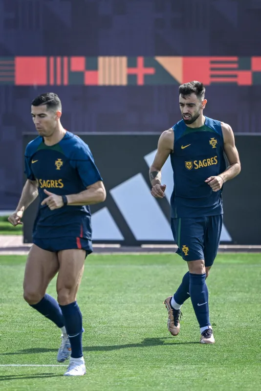 son-dakika-haberi-cristiano-ronaldodan-bruno-fernandes-aciklamasi-o-goruntulerin-perde-arkasi-ortaya-cikti-1669027083675.jpg