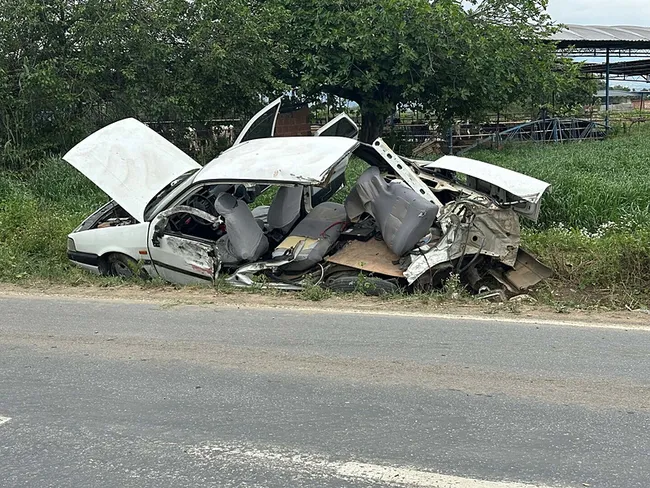 izmirde-otomobile-carpmak-istemeyen-kamyon-devrildi-5-kisi-yaralandi-1777733026505.jpeg