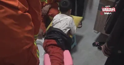 Çin’de ayağı tuvalete sıkışan çocuğu itfaiye ekipleri kurtardı