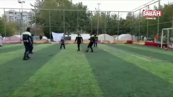 İzmirli depremzede çocuklar Emniyet mensuplarıyla futbol oynadı | Video