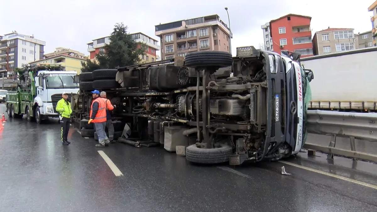 Maltepe’de beton pompası taşıyan kamyon devrildi: Bariyerlere çarptı! Maltepe’de beton pompası taşıyan kamyon devrildi: Bariyerlere çarptı!