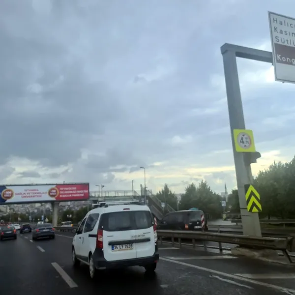 istanbul-gune-yagmurla-uyandi-sicak-hava-yerini-serin-havaya-birakti-1784877681135.jpg