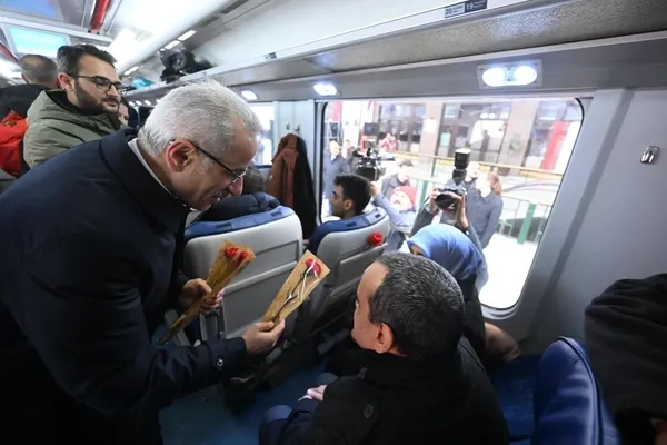 bakan-uraloglu-yht-ve-ana-hat-trenlerinde-74-milyon-engelli-yolcu-tasindi-1733228744433.jpg