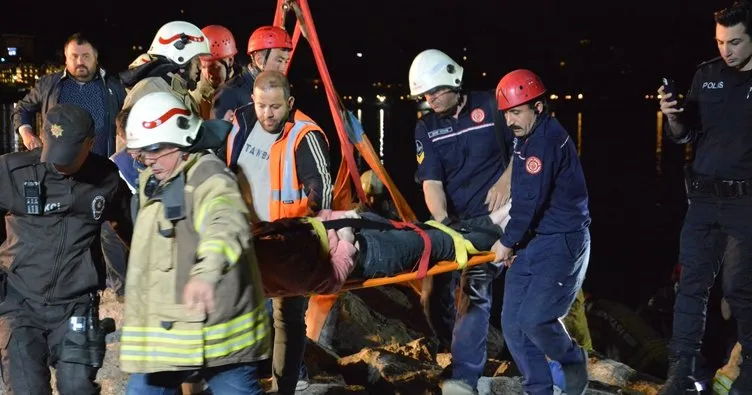 Kadıköy’de baş aşağı kayalıklara sıkışan genç 3.5 saatte kurtarıldı