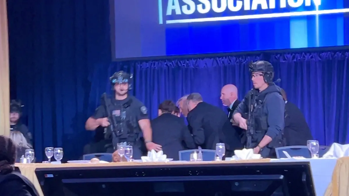 SON DAKİKA I ABD Başkanı Trump'ın yemeğinde silah sesleri: Trump ve kabine üyeleri salondan çıkarıldı! Saldırgan yakalandı...