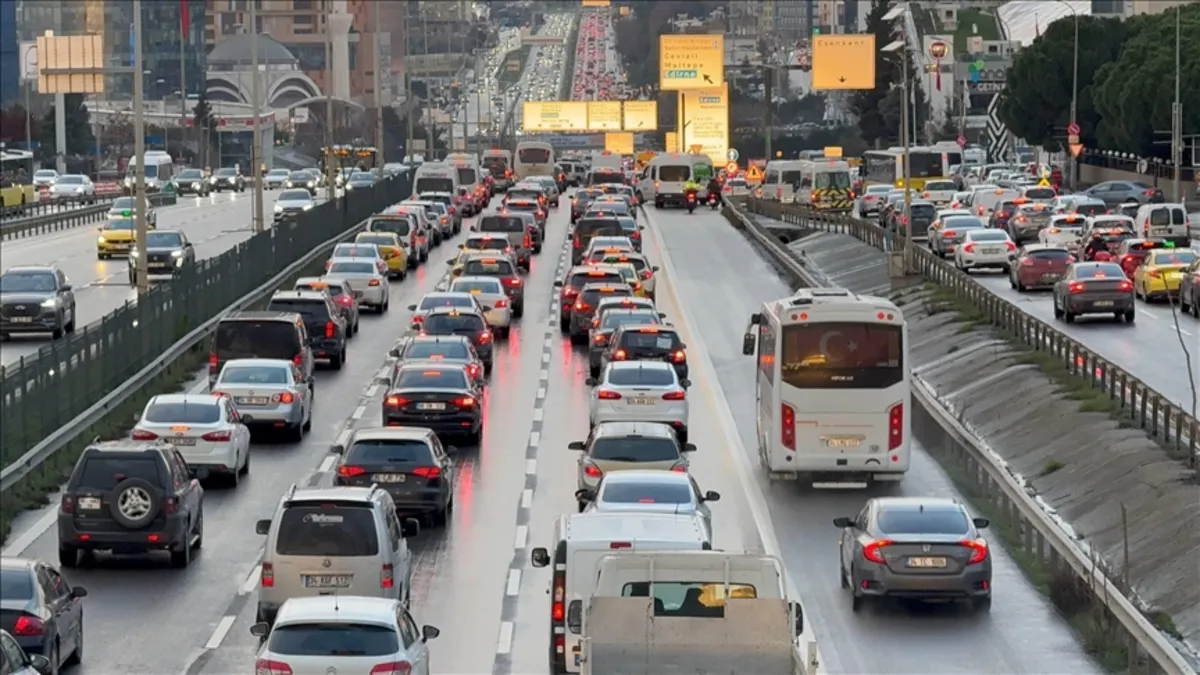 İstanbul’un trafik çilesi sürüyor: İftar saatinde yoğunluk yüzde 89’a ulaştı İstanbul’un trafik çilesi sürüyor: İftar saatinde yoğunluk yüzde 89’a ulaştı