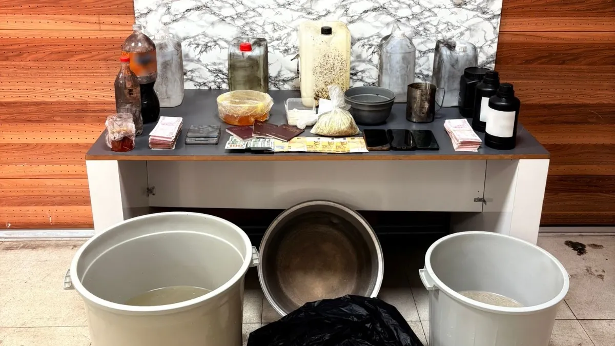 Şişli’de uyuşturucu operasyonu: Tam 97 kilogram ele geçirildi! 3 kişi tutuklandı Şişli’de uyuşturucu operasyonu: Tam 97 kilogram ele geçirildi! 3 kişi tutuklandı