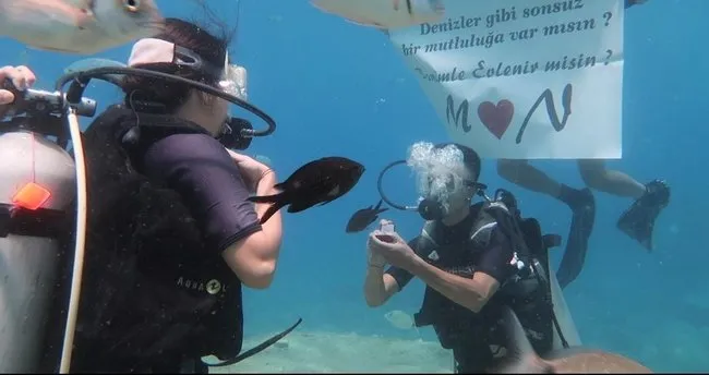 Fethiye’de su altında çifte evlilik teklifi