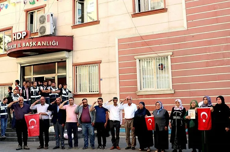 HDP önündeki ailelerden Barış Pınarı Harekatı’na ‘asker selamlı’ destek