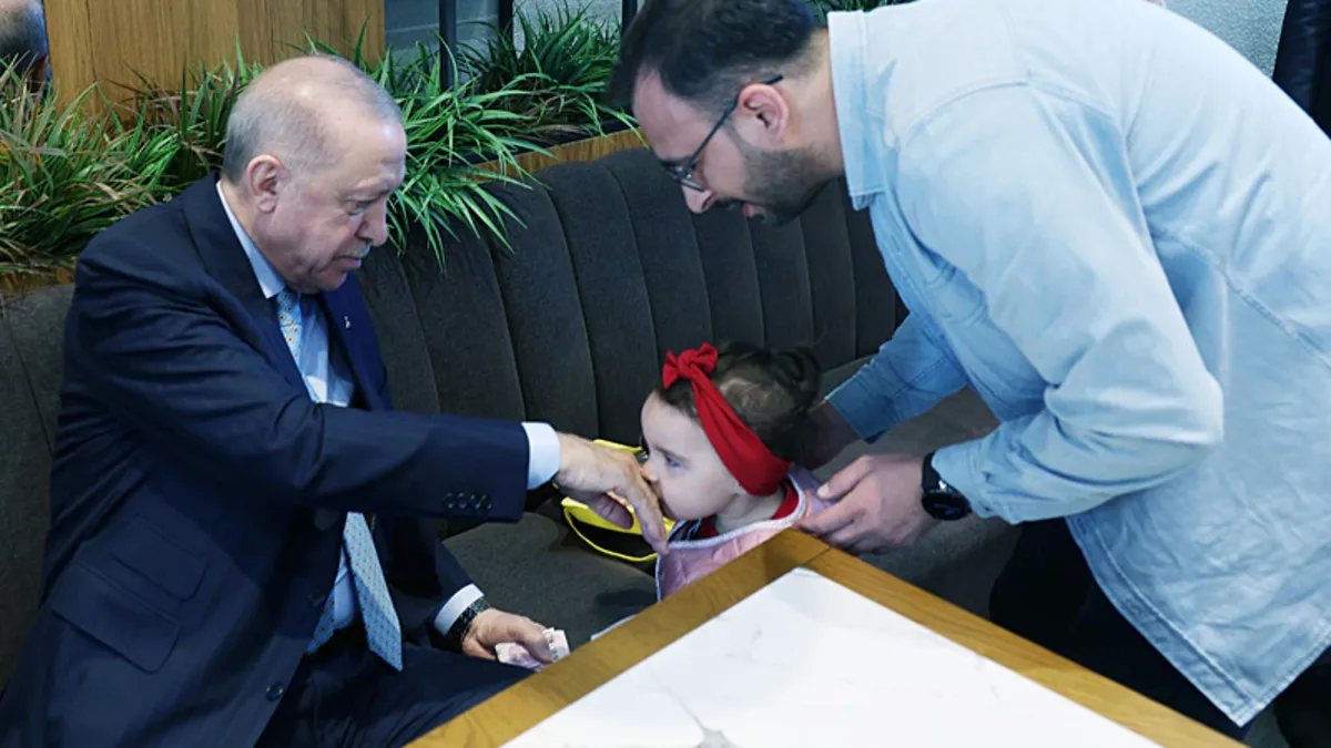 Başkan Erdoğan’dan sürpriz kafe ziyareti! Vatandaşlarla samimi sohbet Başkan Erdoğan’dan sürpriz kafe ziyareti! Vatandaşlarla samimi sohbet