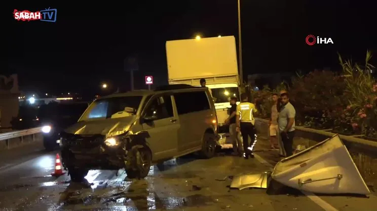 Antalya'da 3 kamyon, tur aracı ve otomobilin karıştığı zincirleme kaza: 3 yaralı | Video