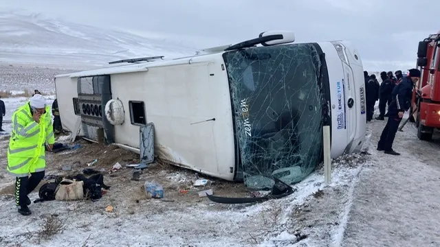son-dakika-konyada-otobus-kazasi-olu-ve-yaralilar-var-1645251767620.jpg