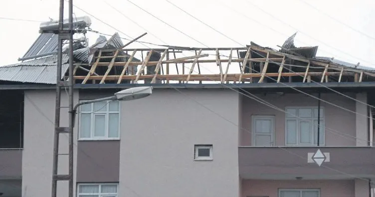 Tufanbeyli’de evlerin çatısı uçtu