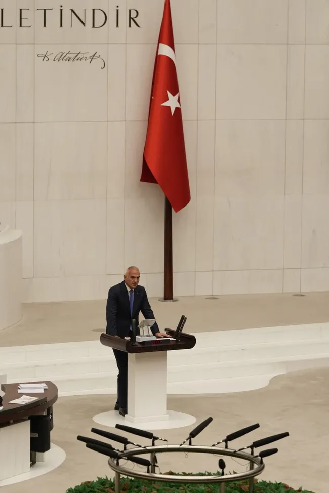 bakan-ersoy-tbmmde-rakamlarla-acikladi-turizmde-kuresel-liderlige-yuruyoruz-1765570550876.jpg Bakan Ersoy TBMM'de rakamlarla açıkladı: Turizmde küresel liderliğe yürüyoruz