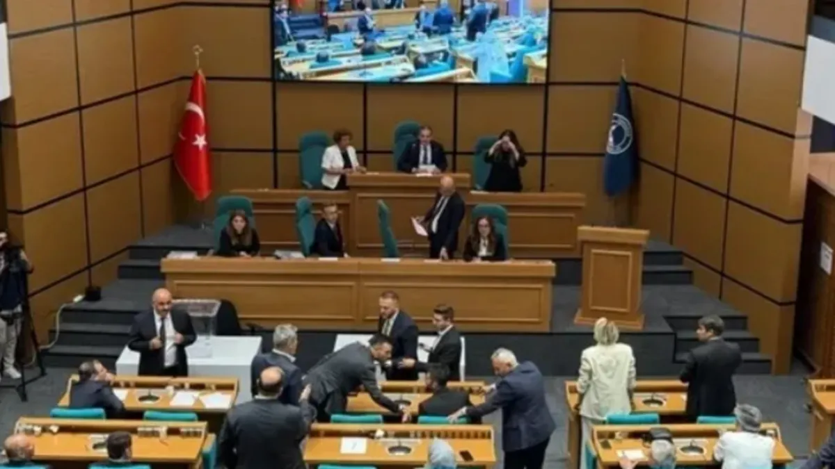 Son dakika | Yeni Parti ve CHP'nin oyunuyla ertelenmişti: Üsküdar Belediyesi başkanvekili seçimi bugün gerçekleştiriliyor haber görseli